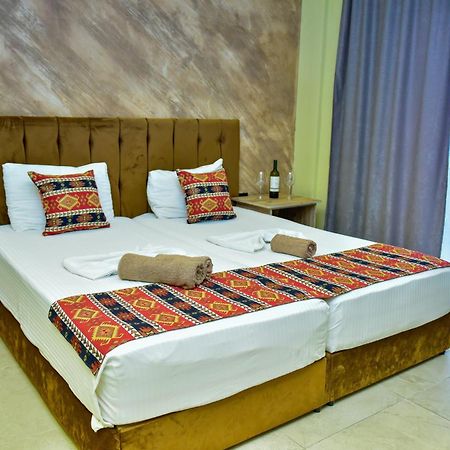Te Bujtina Hotel- Cozy Stay With Traditional Breakfast Near Beach Голем Екстер'єр фото