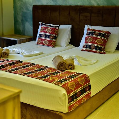Te Bujtina Hotel- Cozy Stay With Traditional Breakfast Near Beach Голем Екстер'єр фото