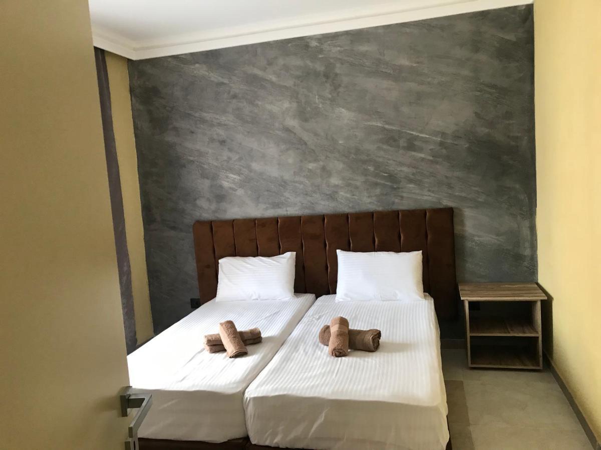 Te Bujtina Hotel- Cozy Stay With Traditional Breakfast Near Beach Голем Екстер'єр фото