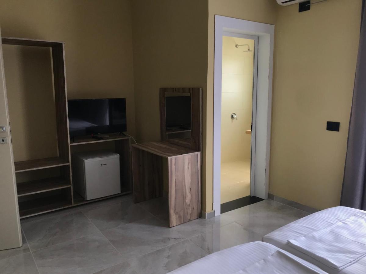 Te Bujtina Hotel- Cozy Stay With Traditional Breakfast Near Beach Голем Екстер'єр фото