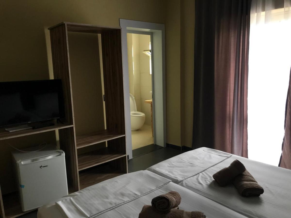 Te Bujtina Hotel- Cozy Stay With Traditional Breakfast Near Beach Голем Екстер'єр фото