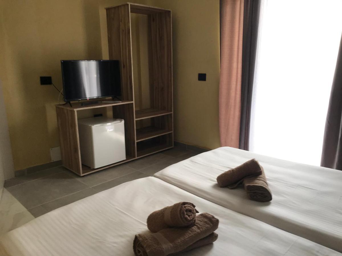 Te Bujtina Hotel- Cozy Stay With Traditional Breakfast Near Beach Голем Екстер'єр фото