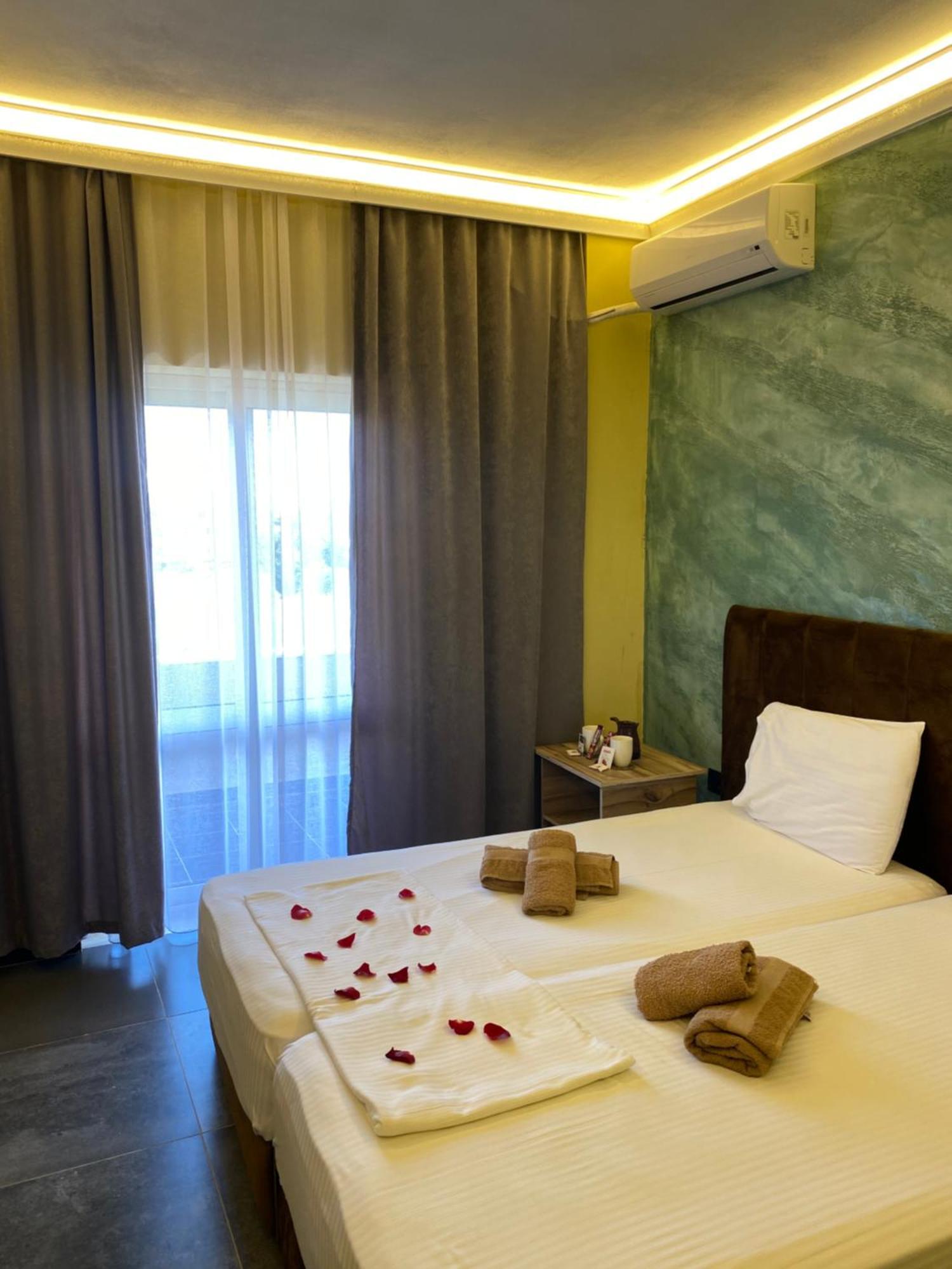 Te Bujtina Hotel- Cozy Stay With Traditional Breakfast Near Beach Голем Екстер'єр фото