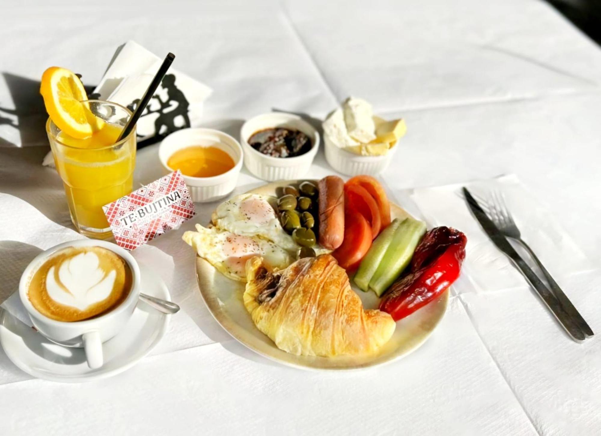 Te Bujtina Hotel- Cozy Stay With Traditional Breakfast Near Beach Голем Екстер'єр фото