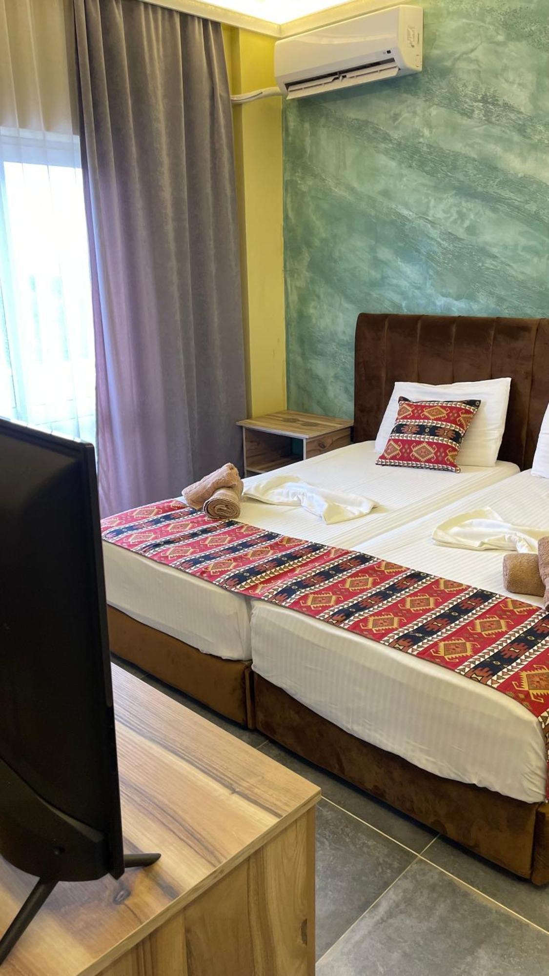 Te Bujtina Hotel- Cozy Stay With Traditional Breakfast Near Beach Голем Екстер'єр фото