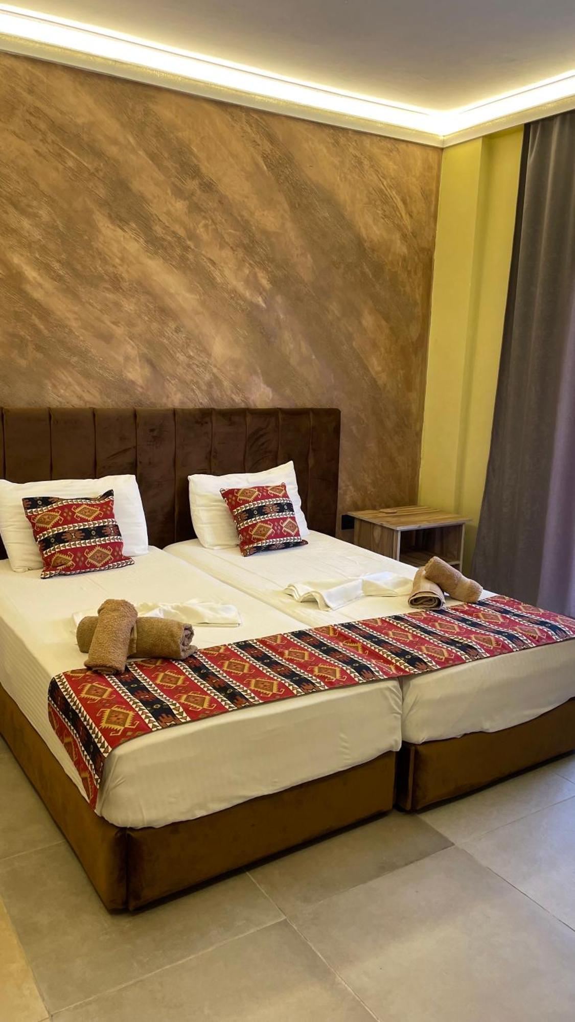 Te Bujtina Hotel- Cozy Stay With Traditional Breakfast Near Beach Голем Екстер'єр фото