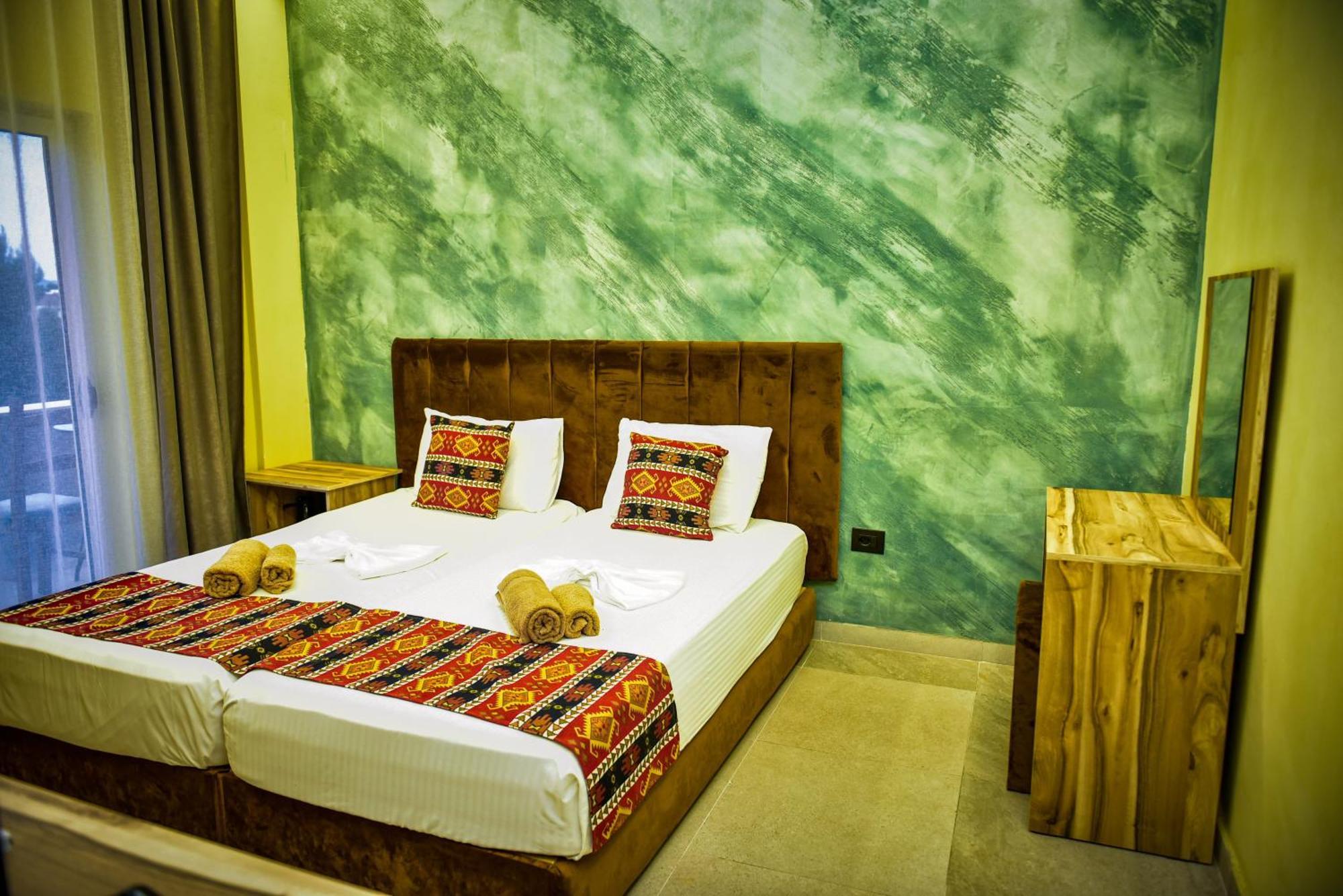 Te Bujtina Hotel- Cozy Stay With Traditional Breakfast Near Beach Голем Екстер'єр фото