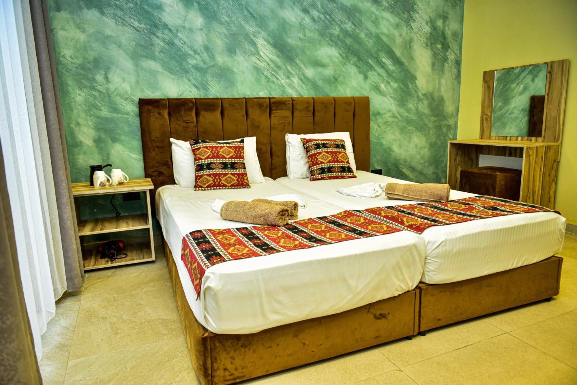 Te Bujtina Hotel- Cozy Stay With Traditional Breakfast Near Beach Голем Екстер'єр фото