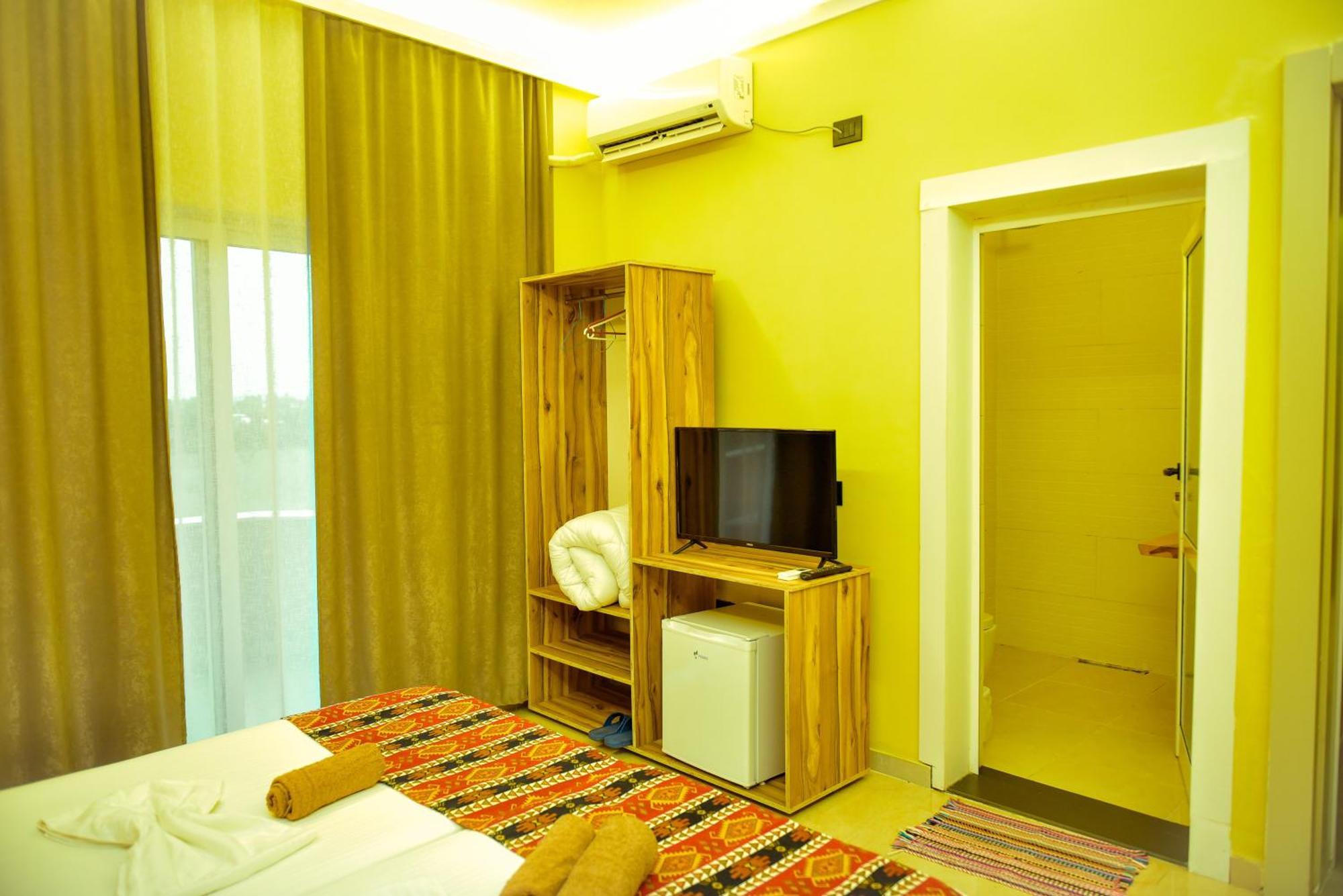 Te Bujtina Hotel- Cozy Stay With Traditional Breakfast Near Beach Голем Екстер'єр фото
