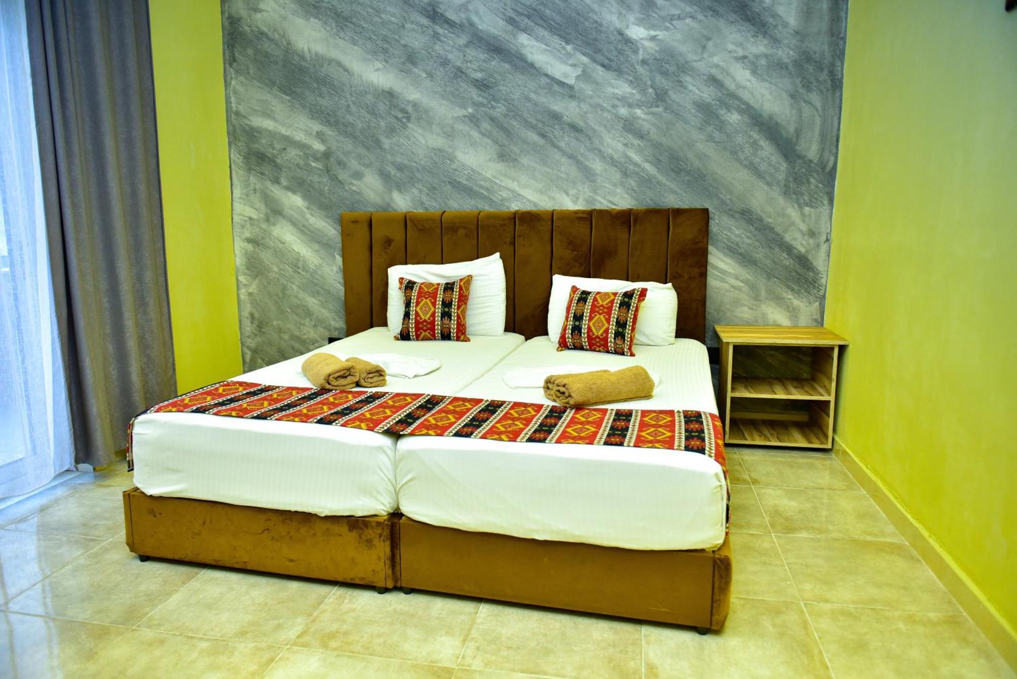 Te Bujtina Hotel- Cozy Stay With Traditional Breakfast Near Beach Голем Екстер'єр фото