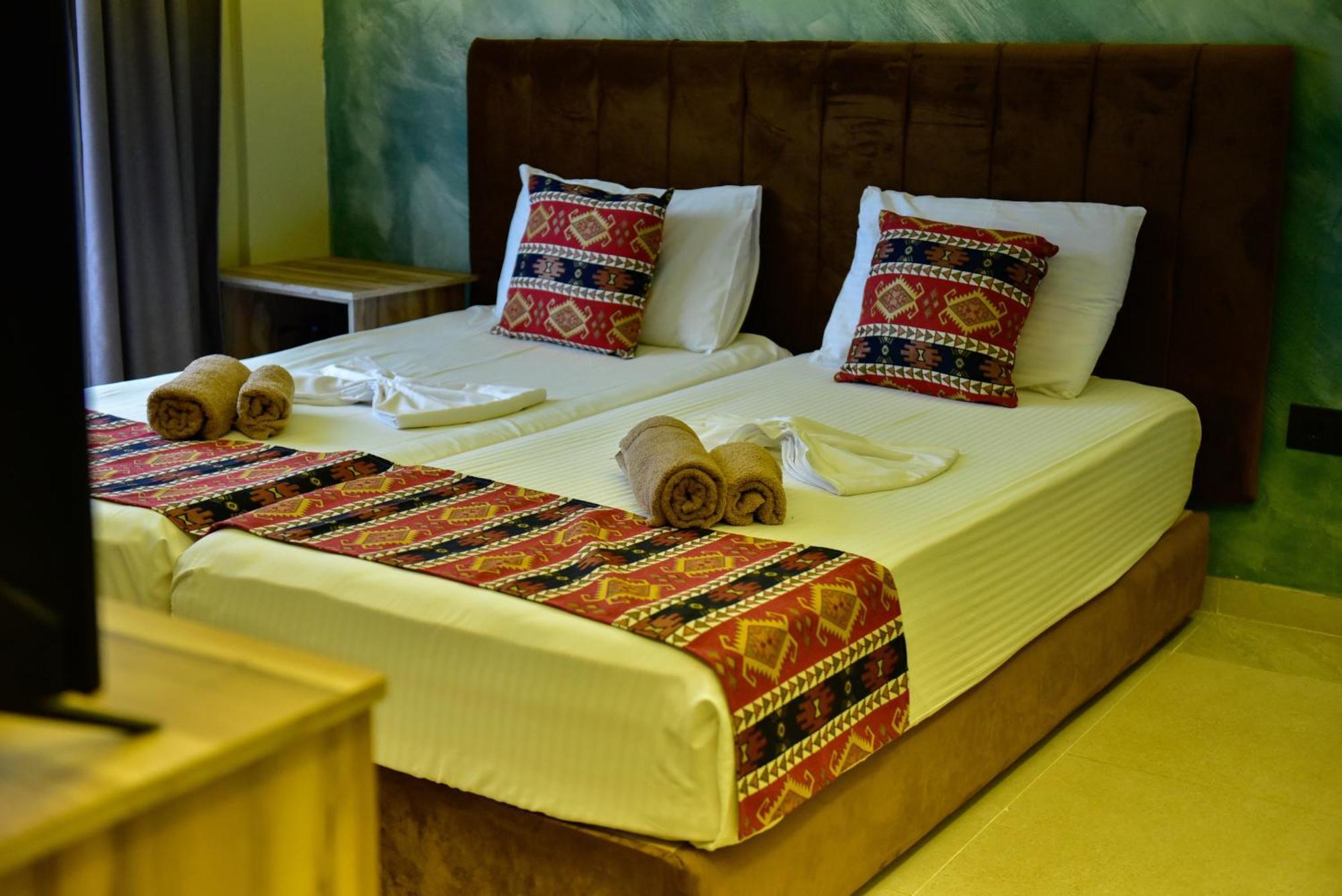 Te Bujtina Hotel- Cozy Stay With Traditional Breakfast Near Beach Голем Екстер'єр фото