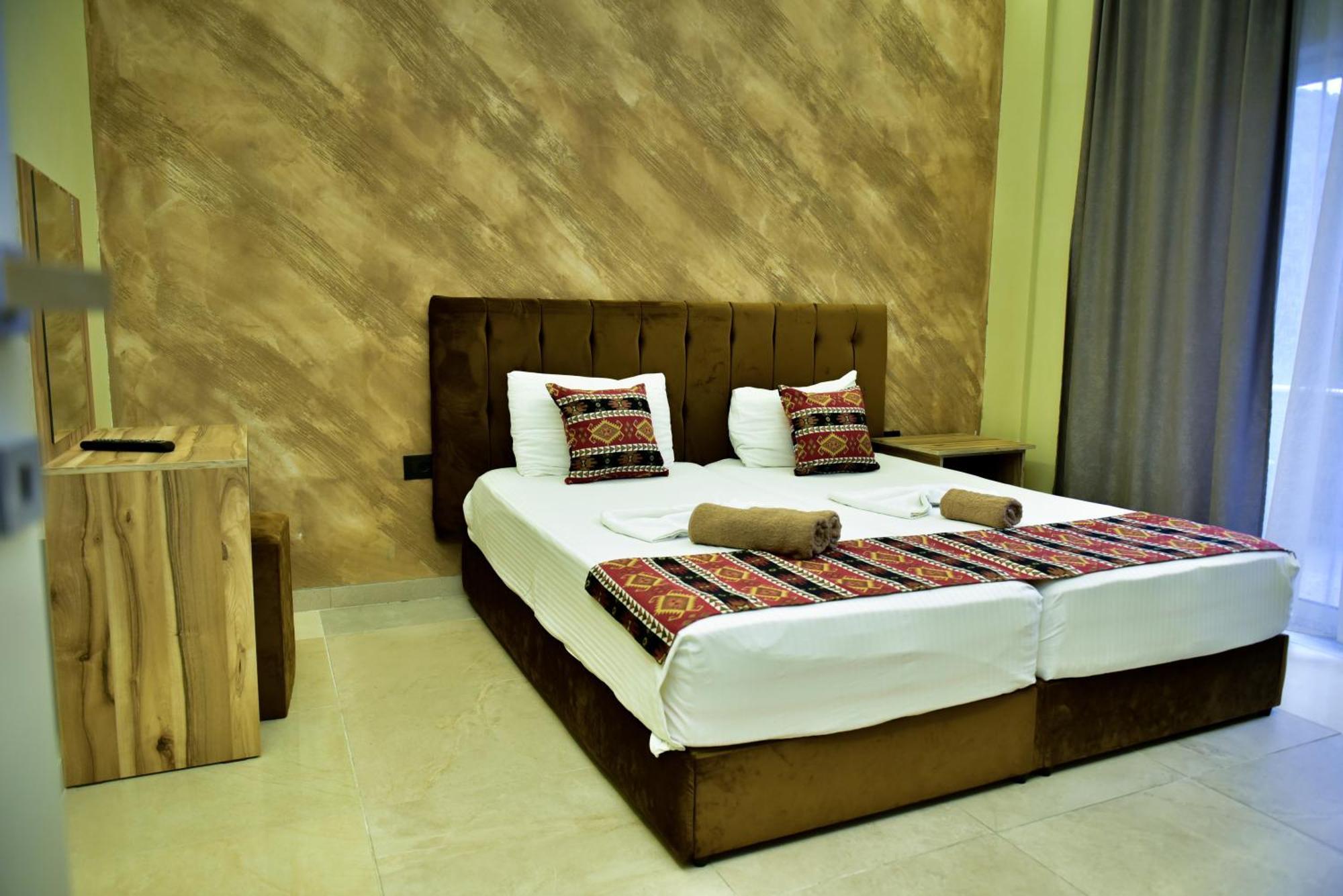 Te Bujtina Hotel- Cozy Stay With Traditional Breakfast Near Beach Голем Екстер'єр фото