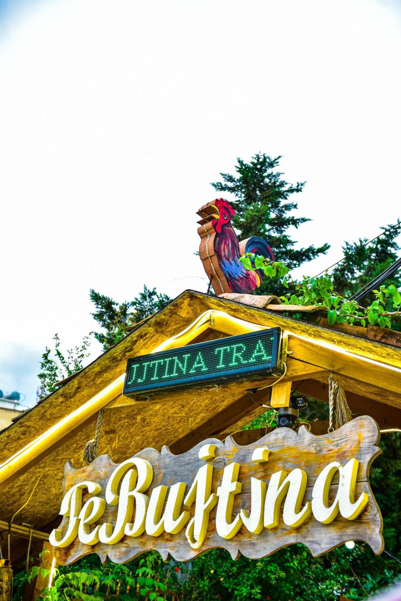 Te Bujtina Hotel- Cozy Stay With Traditional Breakfast Near Beach Голем Екстер'єр фото